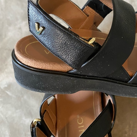 NWB Vionic Women Leather Sandals, Size 5. - Picture 3 of 7